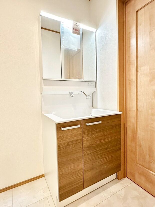 収納力と機能性に優れた洗面化粧台　