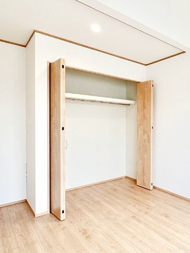 洋室のクローゼット。奥行きがあるので厚手の衣類もすっきり収まります。　