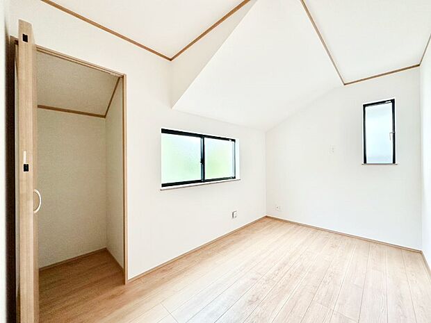 やさしい光がさしこむ居室はしっかり収納付き　