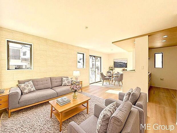 ご家族の賑やかな話し声で包まれる明るいリビング ※家具はCGです