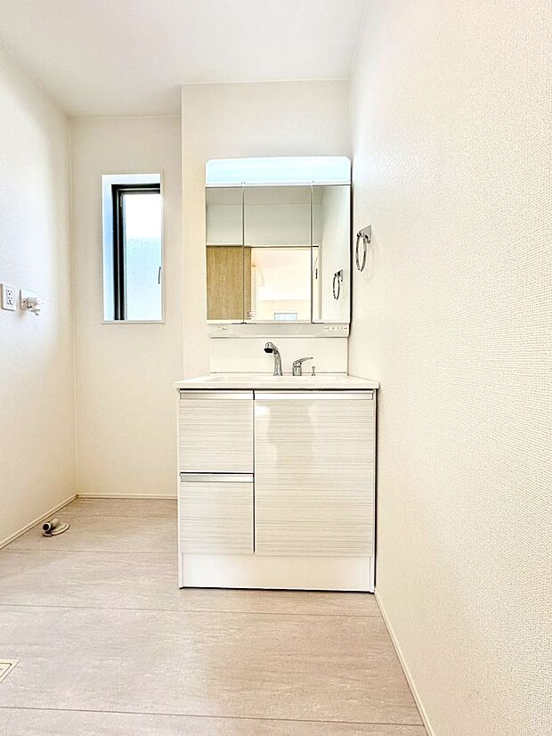 大きく見やすい三面鏡で清潔感ある洗面台は、身だしなみチェックや肌のお手入れにおすすめです。