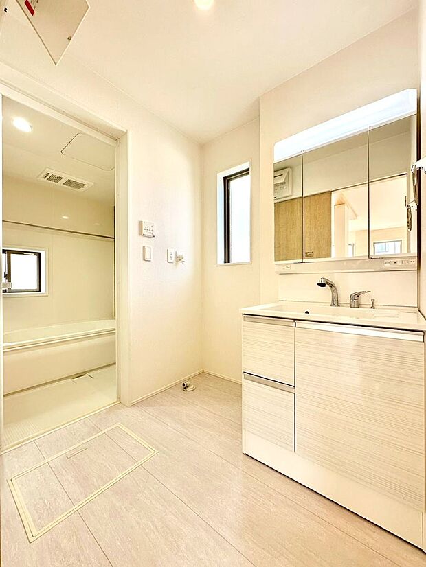 明るい洗面所は毎朝の身支度も楽しくできちゃいそうです。