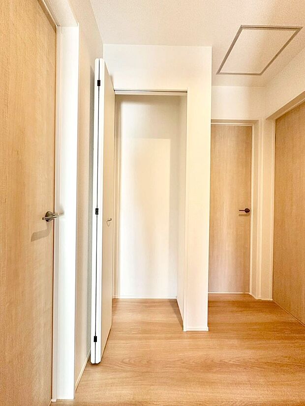 廊下収納。掃除道具や季節の小物を収納することができます。