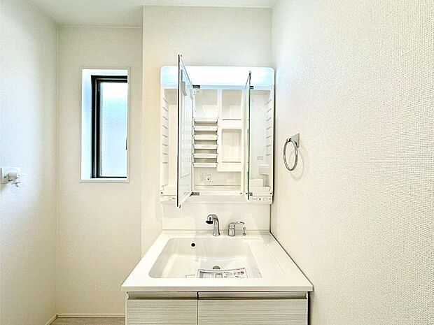 三面鏡の裏に、化粧品や衛生用品などを収納可能。洗面台をすっきりと保ちます!