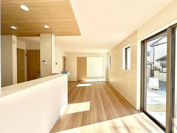 大きな窓からたっぷりの陽光と風を感じられるリビング