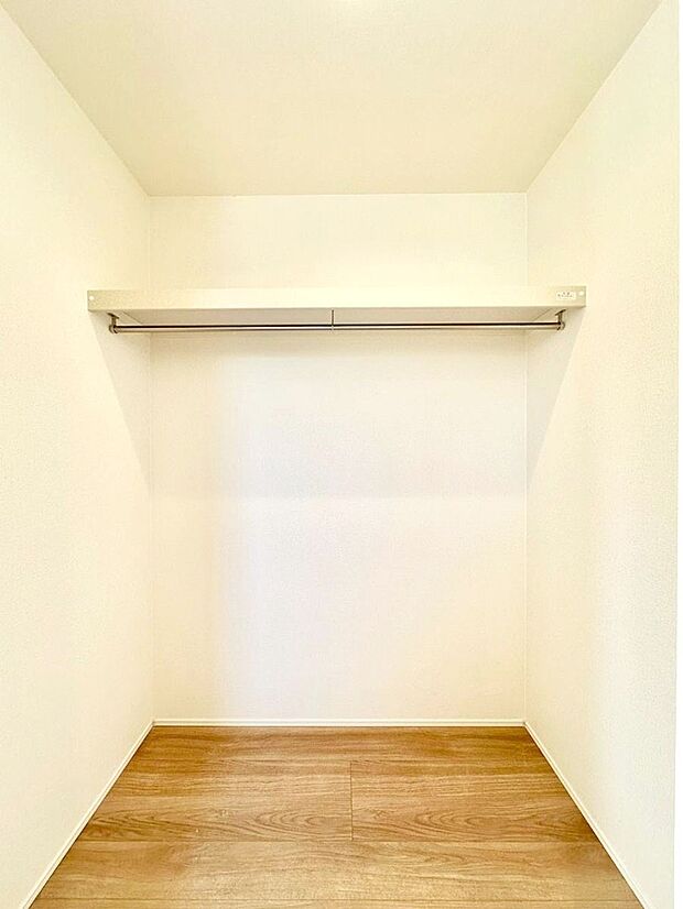ウォークインクローゼット付きで生活空間を広く利用できます。