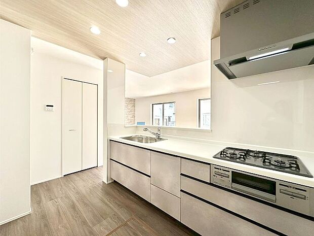 料理をしながらでもご家族との会話を楽しめる対面キッチン