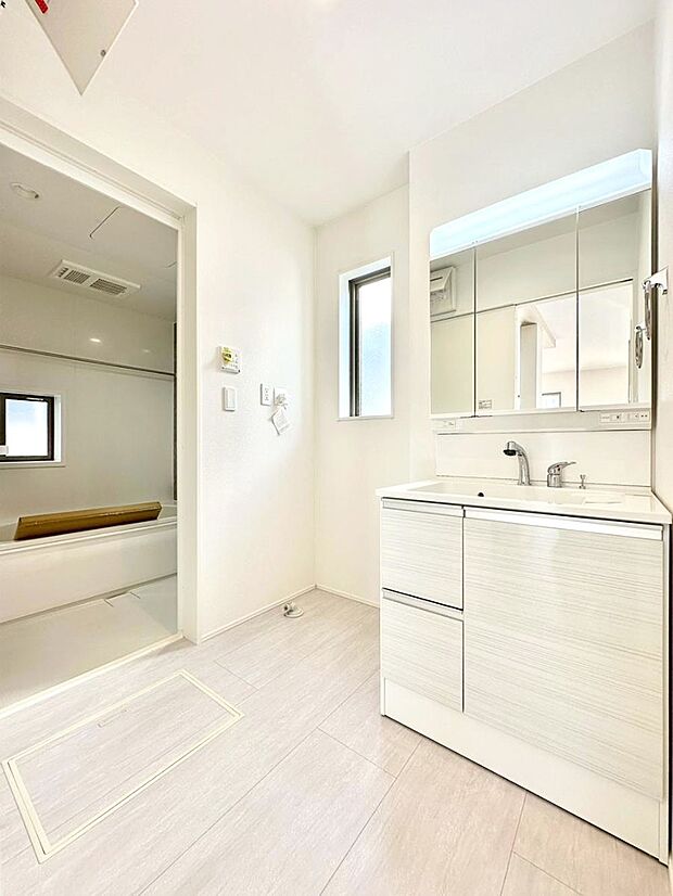 明るい洗面所は毎朝の身支度も楽しくできちゃいそうです。