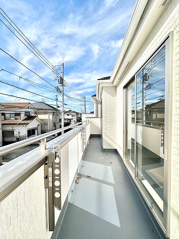 南向きのバルコニー!ご家族の洗濯物はもちろん、お布団もたっぷり干せます!