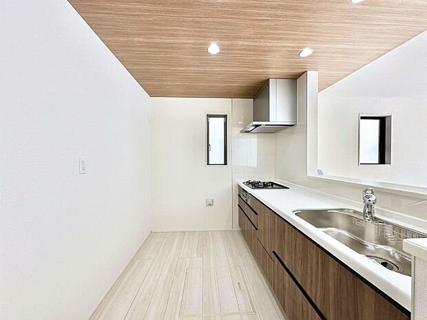 爽やかな風が通り抜けるキッチン。窓があるので明るく換気にも役立ちます。