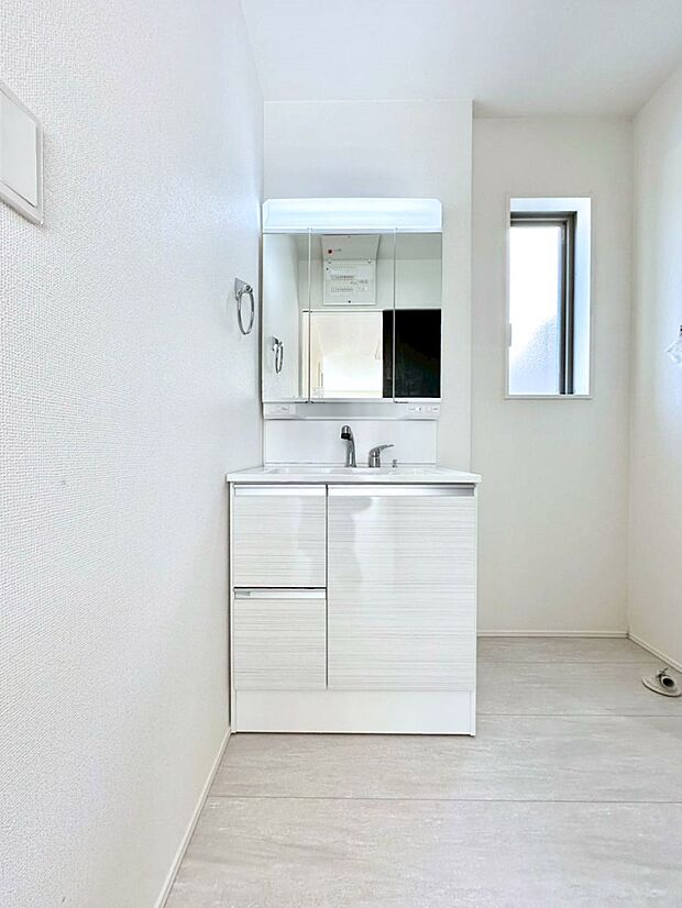 大きく見やすい三面鏡で清潔感ある洗面台は、身だしなみチェックや肌のお手入れにおすすめです。