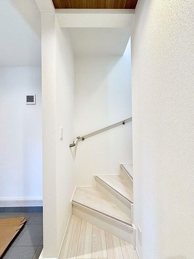 安全性を考慮し階段には手すりを設置しています