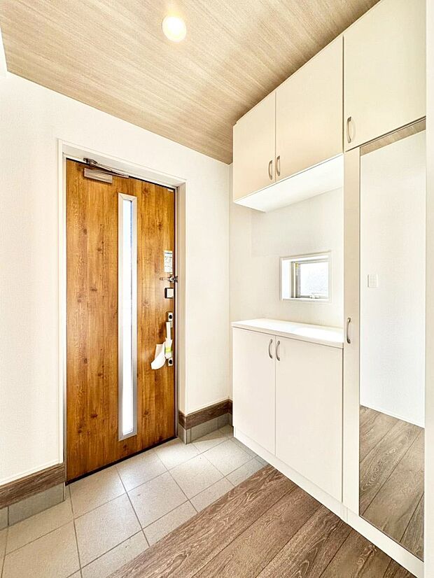 ミラー付きシューズボックスはお出かけ前の身だしなみチェックに便利