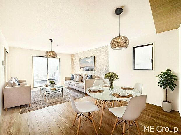 ご家族の賑やかな話し声で包まれる明るいリビング ※家具はCGです