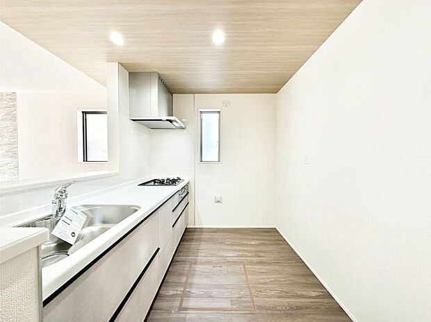 爽やかな風が通り抜けるキッチン。窓があるので明るく換気にも役立ちます。