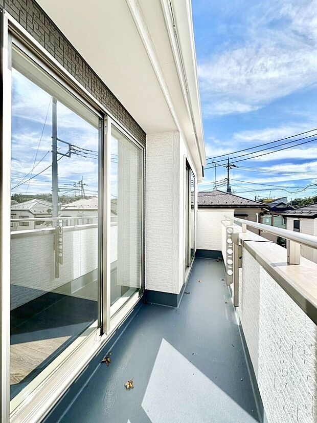 ゆったりバルコニーだから沢山お洗濯ものを干せます。