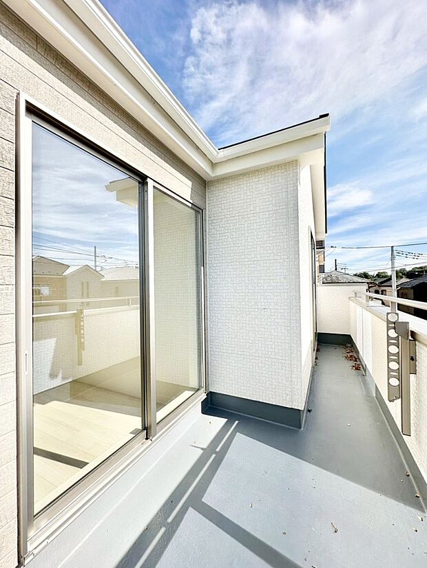 ゆったりバルコニーだから沢山お洗濯ものを干せます。