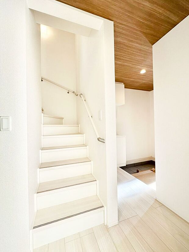 安全性を考慮し階段には手すりを設置しています