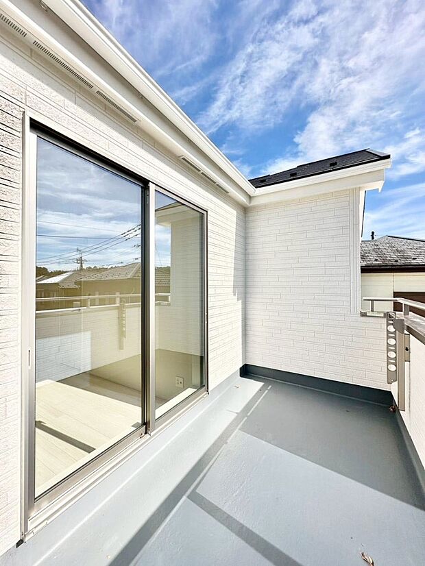 ゆったりバルコニーだから沢山お洗濯ものを干せます。