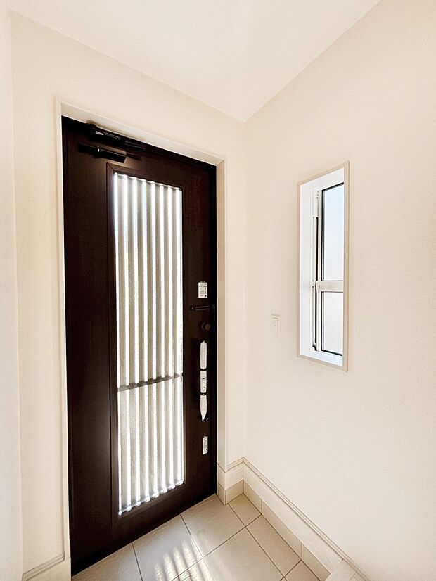 明るい玄関はお客様をお出迎えするのにぴったりです！ 