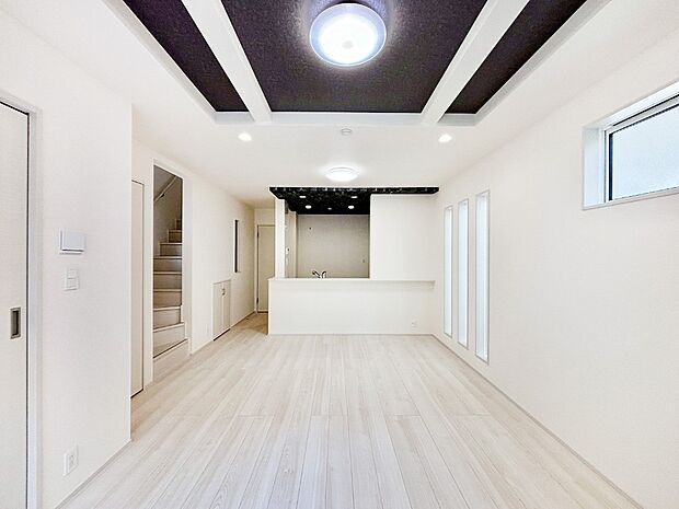 ご家族の賑やかな話し声で包まれる明るいリビング 