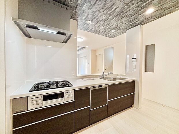 リビングで遊ぶお子様を見守りながらお料理ができる対面キッチン。  