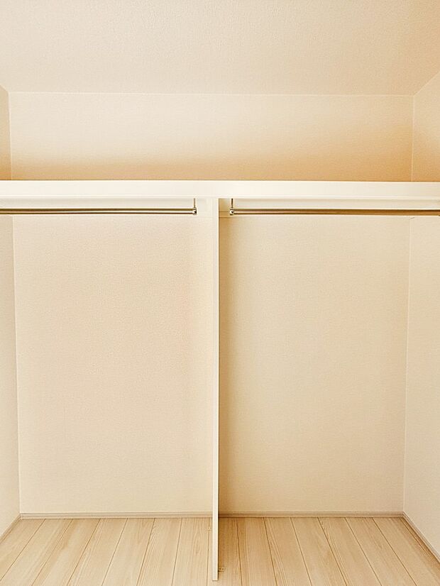 洋室のクローゼット。奥行きがあるので厚手の衣類もすっきり収まります。