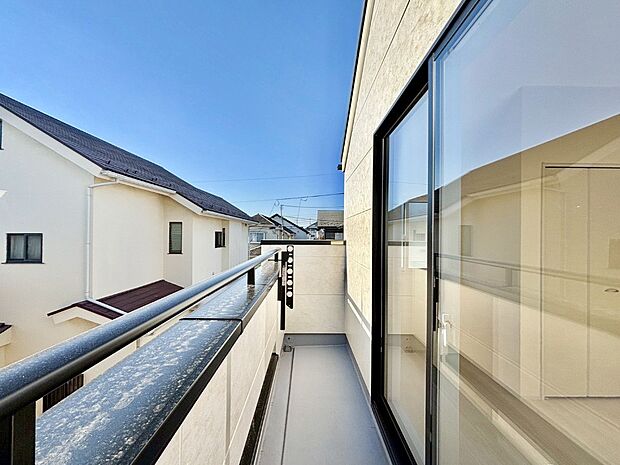 ゆったりバルコニーだから沢山お洗濯ものを干せます。