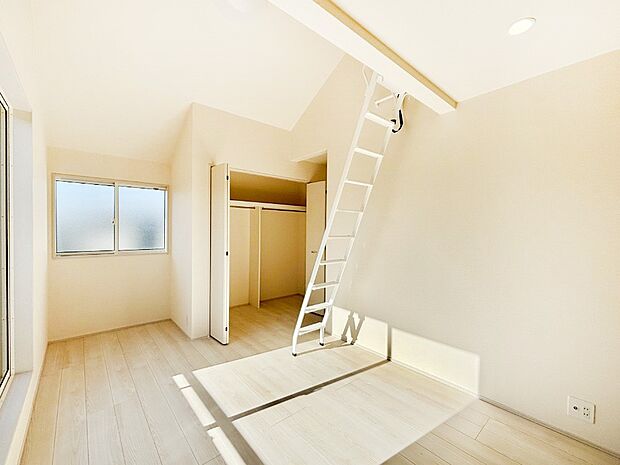 ロフト付きの洋室は天井も高く収納充実！どう使うかはあなた次第！ 