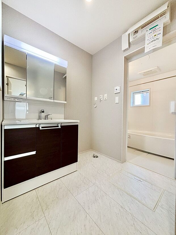 清潔感ある洗面化粧室で朝の身支度も快適  