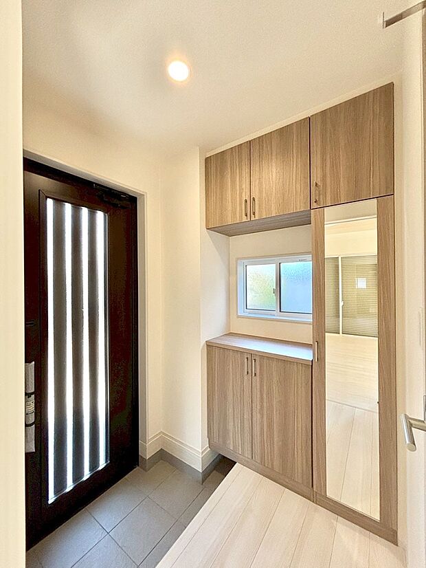 明るい玄関はお客様をお出迎えするのにぴったりです!