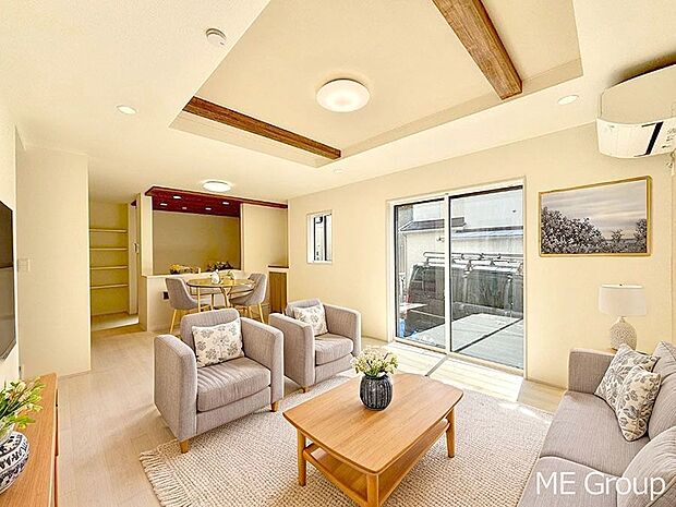 ご家族の賑やかな話し声で包まれる明るいリビング ※家具はCGです