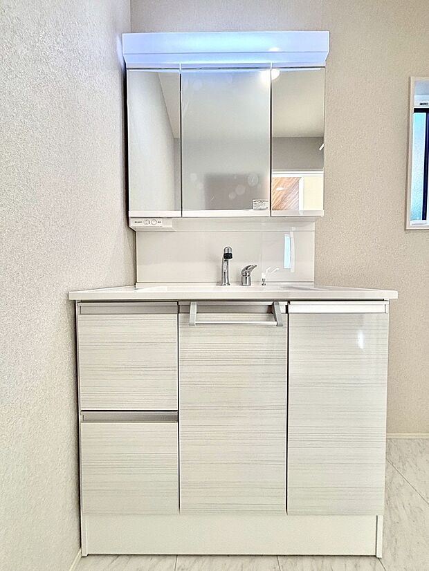 大きく見やすい三面鏡で清潔感ある洗面台は、身だしなみチェックや肌のお手入れにおすすめです。