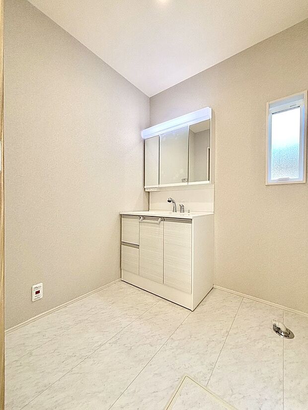 明るい洗面所は毎朝の身支度も楽しくできちゃいそうです。