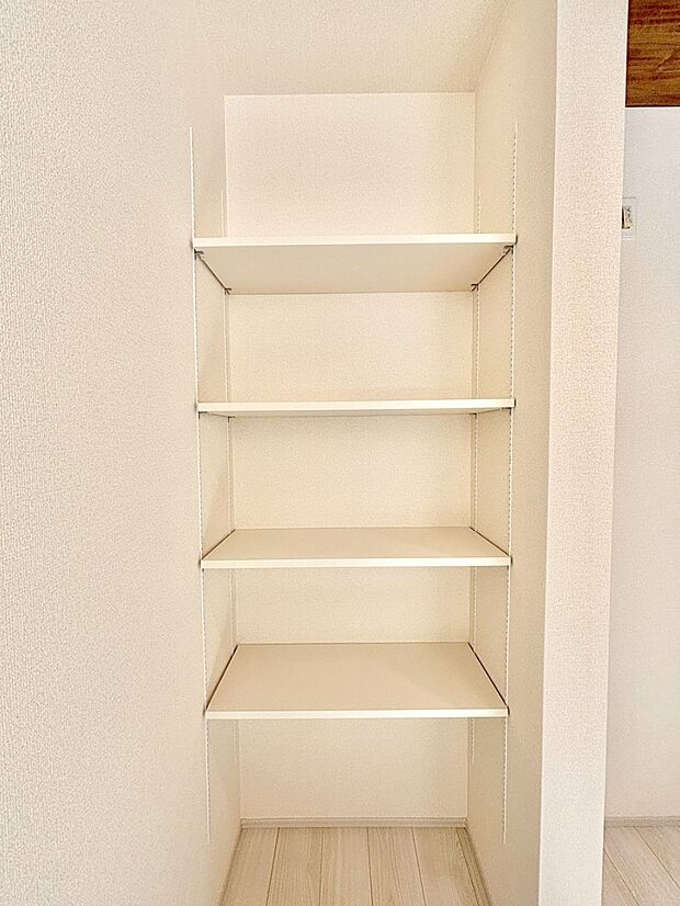 キッチン横収納!食材のストックはもちろん、日用品の収納など使い方はいろいろ!