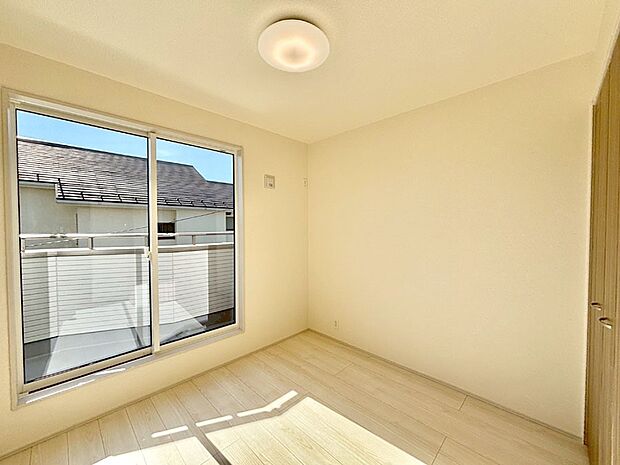 バルコニーが開放感をプラスしてくれる洋室