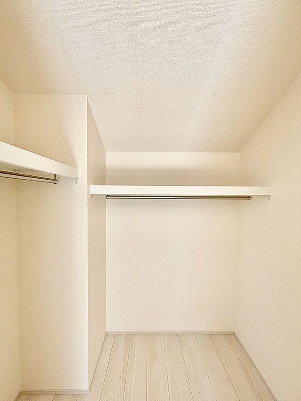 ウォークインクローゼット付きで生活空間を広く利用できます。