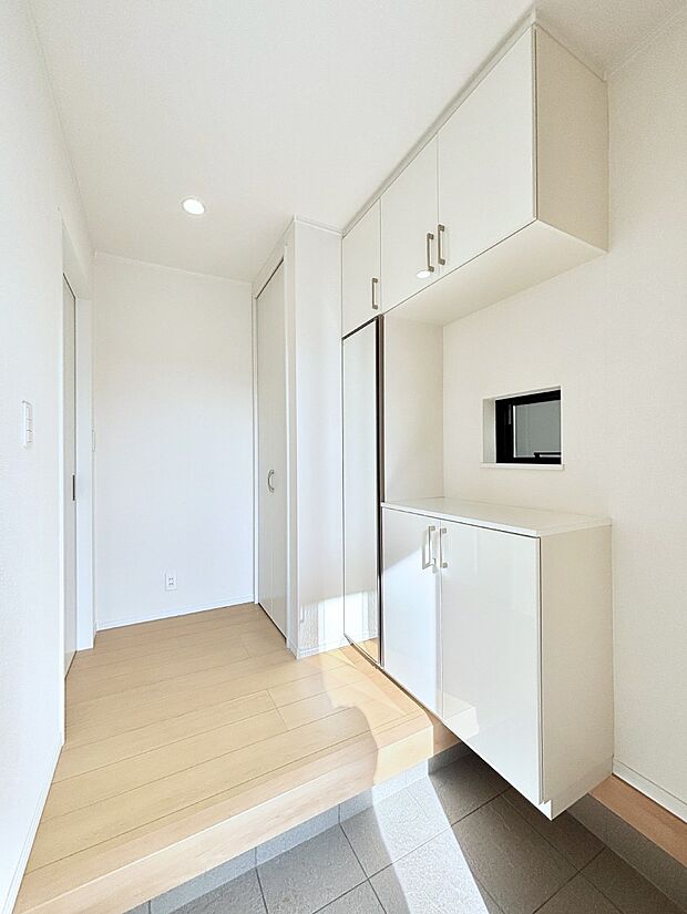 明るい玄関はお客様をお出迎えするのにぴったりです！ 