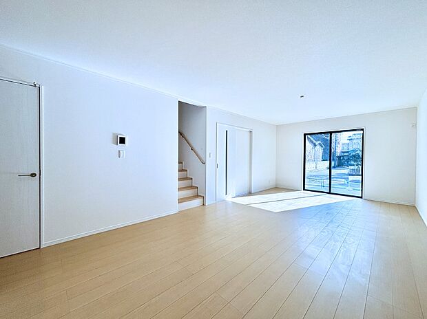 大きな窓からたっぷりの陽光と風を感じられるリビング