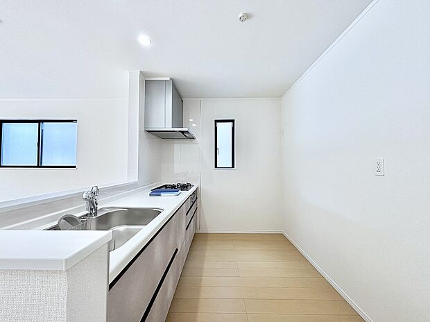 爽やかな風が通り抜けるキッチン。窓があるので明るく換気にも役立ちます。