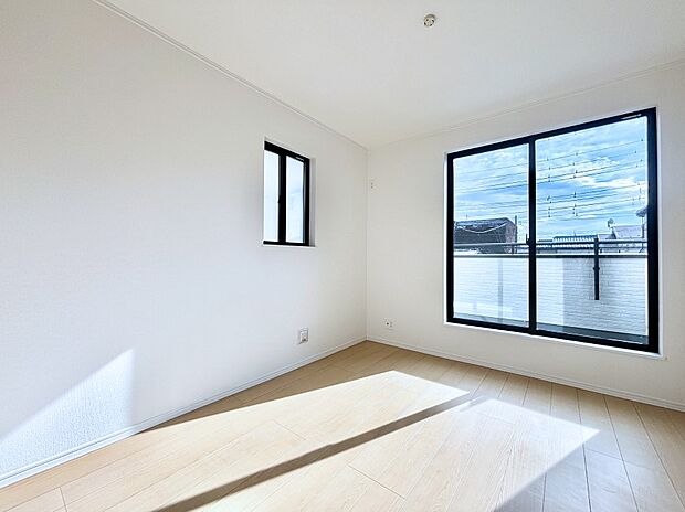 明るいバルコニーサイドに洋室を設置。目覚めの良い寝室に。 