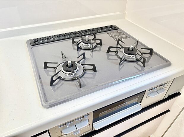 ガスコンロはSiセンサー搭載。火力調節や焦げ付き・消し忘れも防いでくれます。