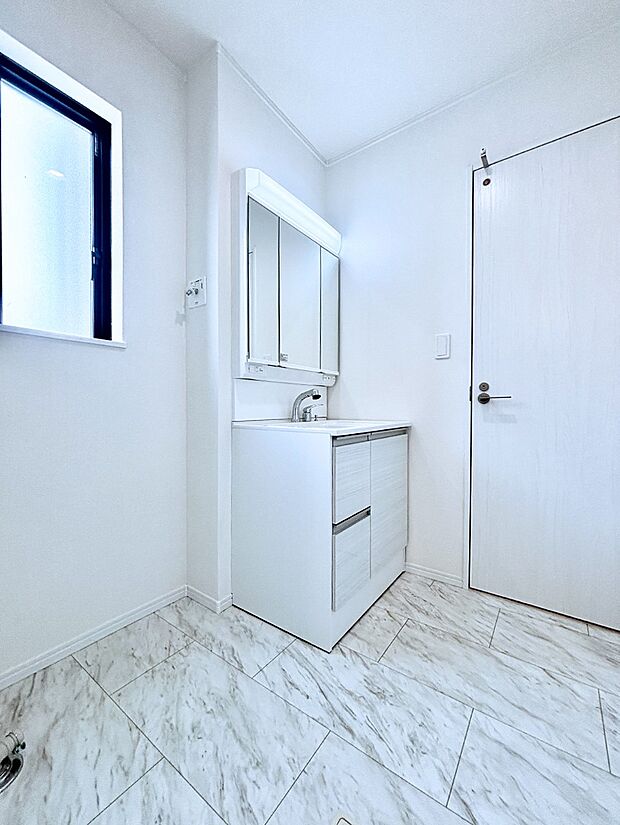 清潔感のある快適空間です。毎日の身支度も気持ち良くお使い頂けます。