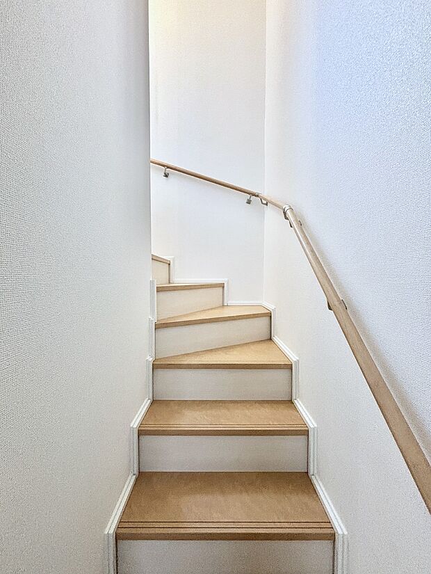 階段は手すり付きなので小さなお子さまやご高齢の方も安心です