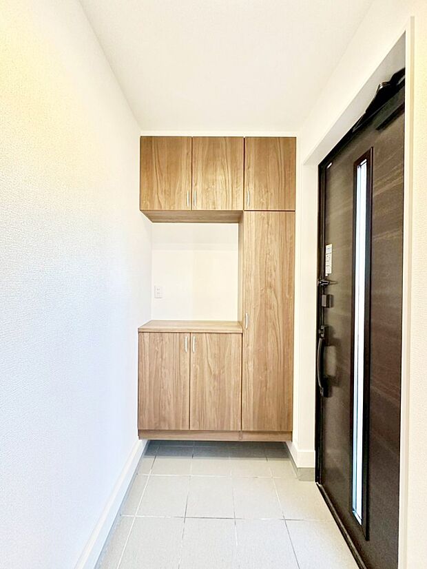 下駄箱はご家族の写真や季節のインテリアで飾り棚として演出できます