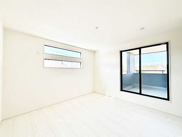 バルコニーが開放感をプラスしてくれる洋室