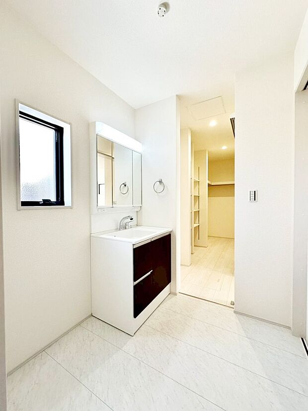 清潔感ある洗面化粧室で朝の身支度も快適