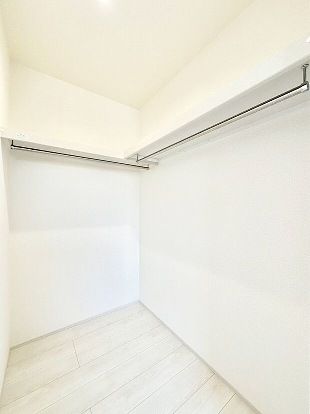 ウォークインクローゼットの活用で生活空間スッキリ