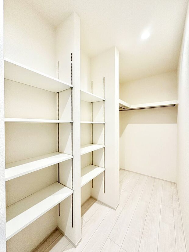 リビングとサニタリーから出入りできるウォークインクローゼット