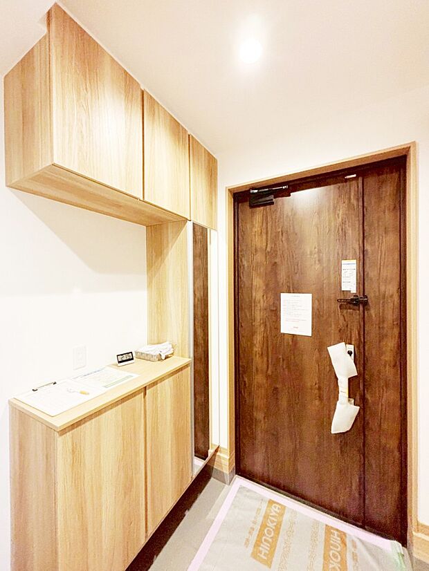 下駄箱はご家族の写真や季節のインテリアで飾り棚として演出できます